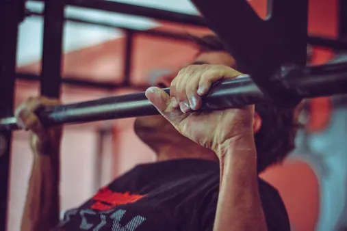 The Difference Between Calisthenics and Weightlifting: Which is Right for You?